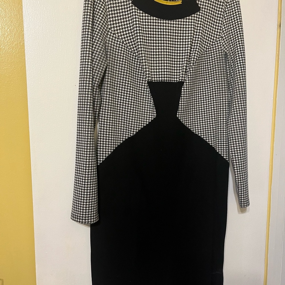 VENUS Black and White Long Sleeve Dress